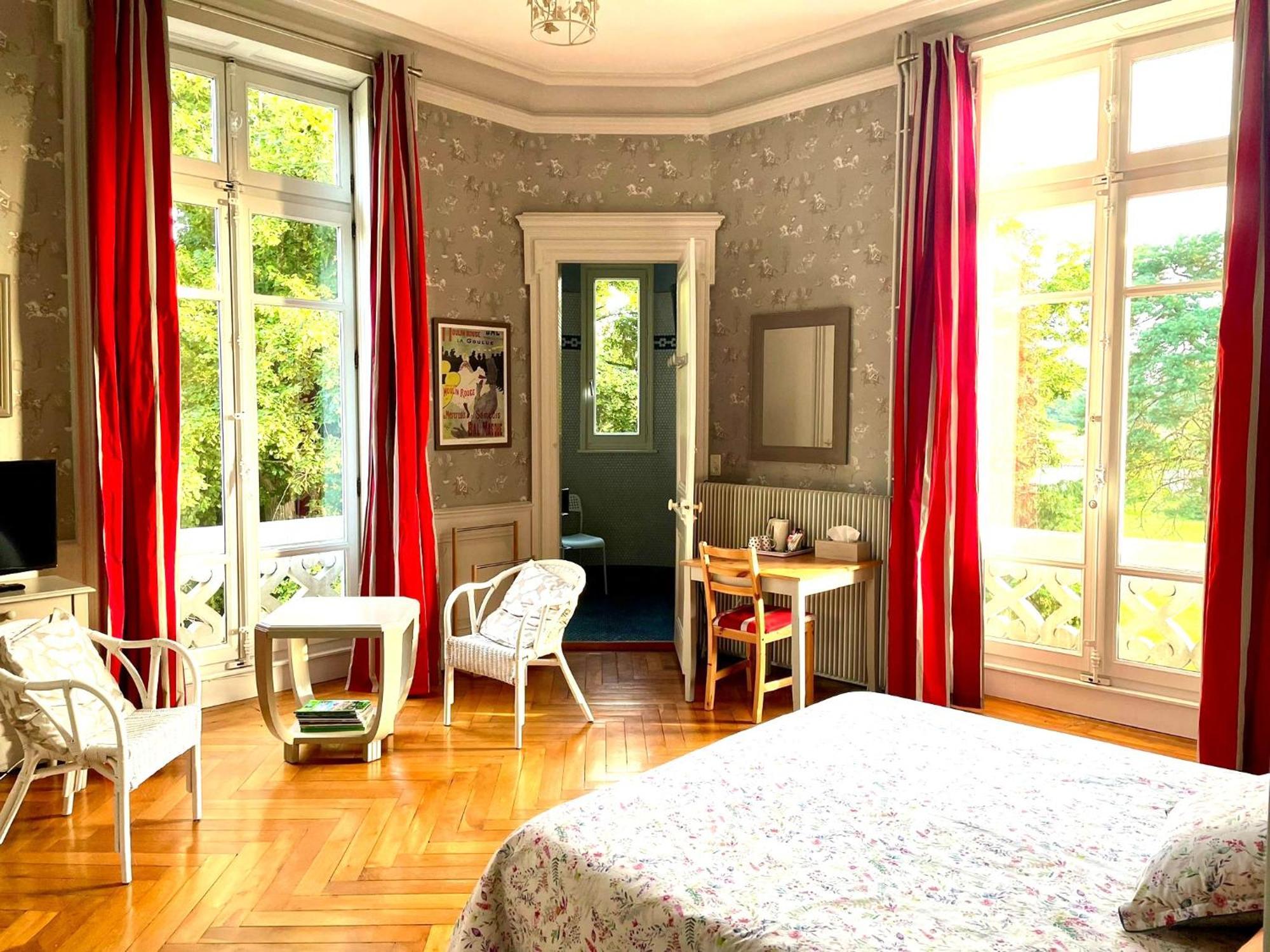 Domaine Du Perrier Bed & Breakfast